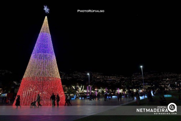 Praça do Povo com arvore de Natal