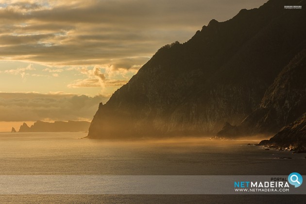 Encosta do Porto da Cruz ao amanhecer