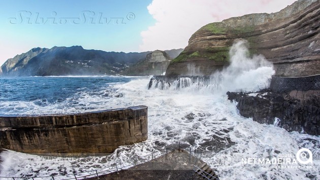 Mar alteroso no porto da cruz