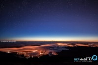 Vista nocturna das montanhas sobre o Funchal