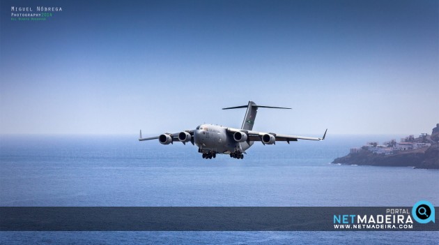 Boeing no aeroporto do Funchal