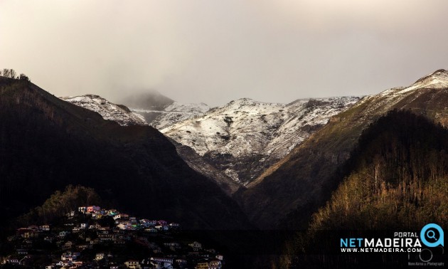 Serras cobertas de neve