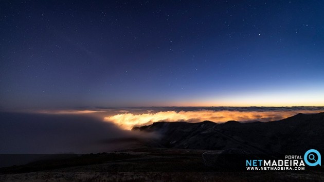 Estrelas sobre um mar de nuvens