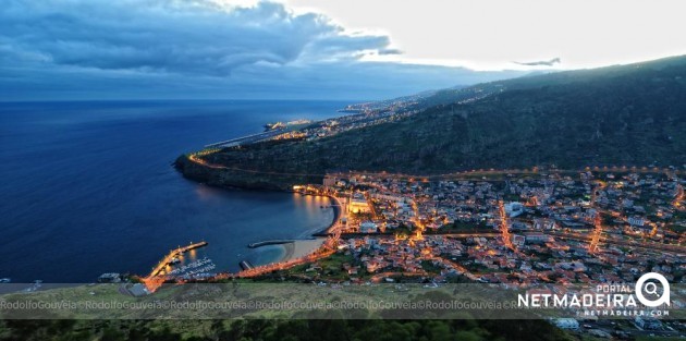 Machico ao anoitecer