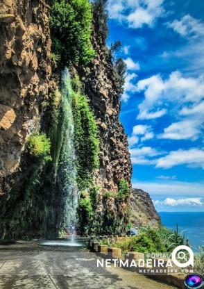 Estrada com queda de Agua