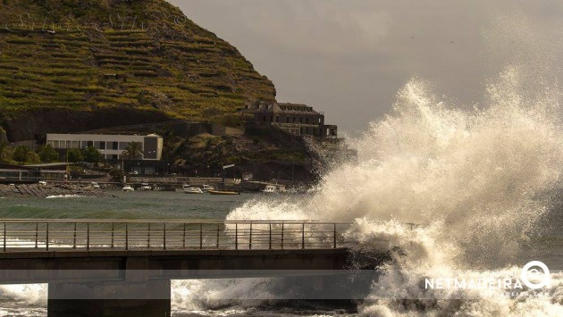 Mar alteroso em Machico