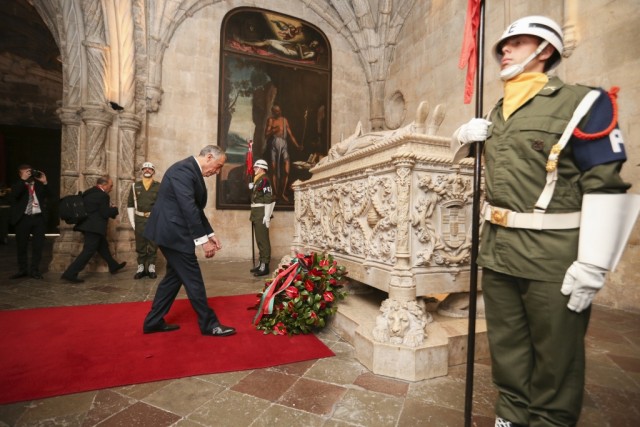 Marcelo Rebelo de Sousa deposita flores nos túmulos de Camões e Vasco da Gama